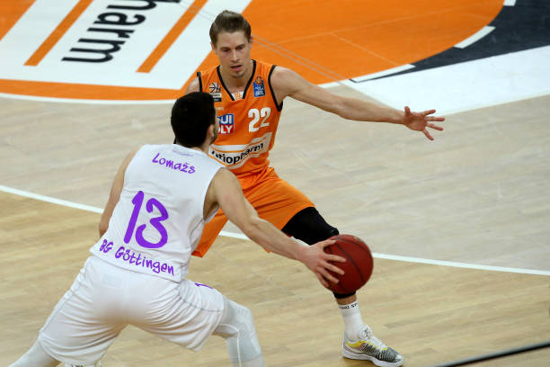 位年轻前锋 位年轻前锋